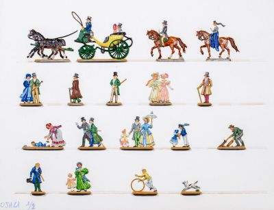 de nombreuses figurines représentant des personnes à cheval ou dans des calèches