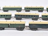 neuf wagons verts et beiges sur un fond blanc