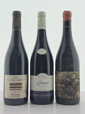 trois bouteilles de vin posées sur une table, l'une à côté de l'autre