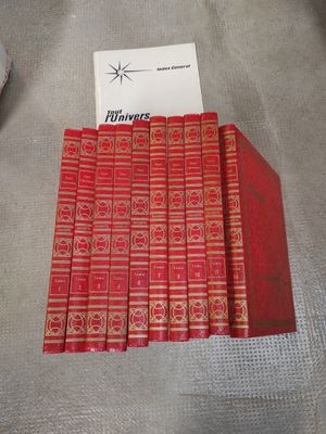 un grand nombre de livres posés sur une table