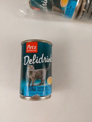 une boîte de nourriture pour chat à côté d'une autre boîte de nourriture pour chat