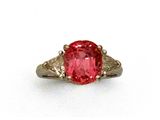 une photo d'une bague en tourmaline rose et diamants sur fond blanc