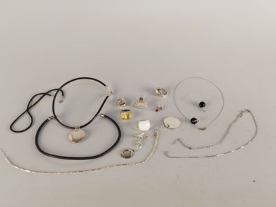 de nombreux colliers et bracelets de toutes sortes disposés sur la table