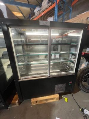 une photo d'une vitrine avec une moto en arrière-plan