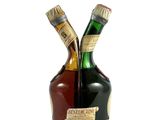 deux bouteilles d'alcool posées l'une à côté de l'autre sur une table