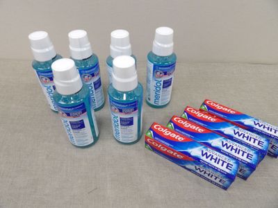 quatre tubes de dentifrice et quatre tubes de dentifrice posés les uns à côté des autres