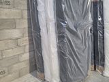 de nombreux cartons contenant des matelas posés sur le trottoir