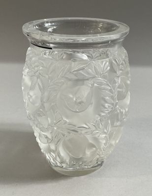 un vase en verre transparent muni d'un couvercle, posé sur une table
