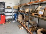 de nombreux cartons sur les étagères de l'entrepôt
