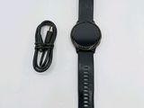 la montre se trouve à côté d'un chargeur et d'un chargeur