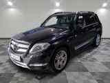 une photo d'un SUV Mercedes noir garé dans un garage