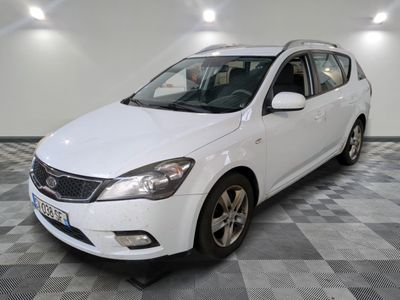 la photo d'une voiture blanche sur un sol en damier
