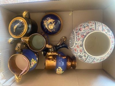 une boîte contenant divers objets décoratifs