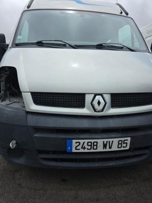 une camionnette blanche garée dans un parking