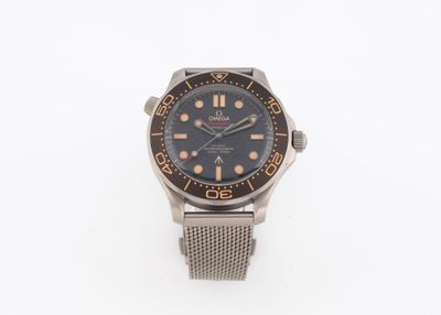 gros plan d'une montre sur une surface blanche