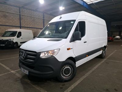 une camionnette blanche garée dans un parking