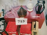 une table rouge sur laquelle sont disposés de nombreux objets divers