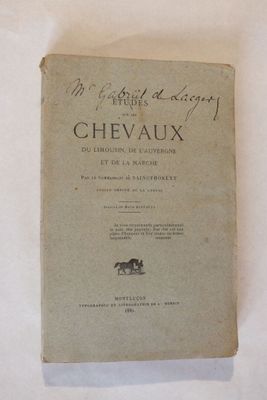 un vieux livre posé sur une table blanche couverte d'écritures