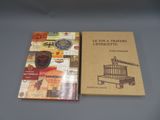 deux livres posés l'un à côté de l'autre sur une table