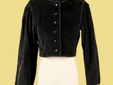 une veste noire boutonnée sur le torse d'un mannequin