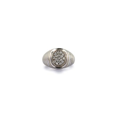 Travail italien Bague chevalière en or gris 750‰ à plateau o…