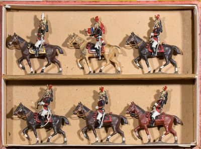 plusieurs figurines de soldats à cheval exposées dans une vitrine