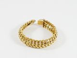 gros plan d'un bracelet en or sur fond blanc