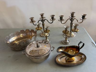 beaucoup de couverts sur une table, avec un bol et une cuillère