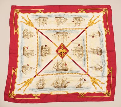 une photo d'un foulard carré rouge et blanc orné d'un motif représentant des bateaux