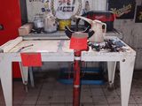 une table avec des outils dans un garage