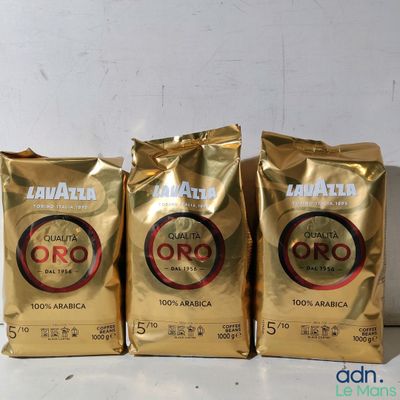 trois paquets de café posés les uns à côté des autres sur une table