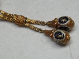 deux cuillères en or ornées de motifs bleus et blancs