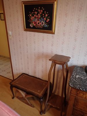 une photo d'une chambre avec un lit et une chaise