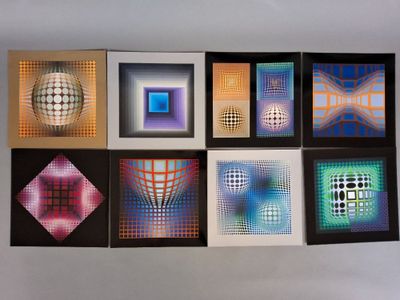 six carrés de couleurs différentes sont disposés en ligne sur un mur