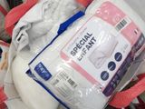 un paquet de papier toilette posé sur une pile de papier toilette