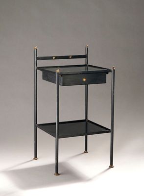 Table de chevet en métal laqué noir, verre teinté et sphères…