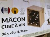 une boîte en carton contenant plusieurs bouteilles de vin