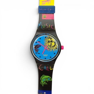 gros plan d'une montre sur une surface blanche