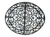 un gros plan d'une plaque de fer circulaire ornée d'un motif