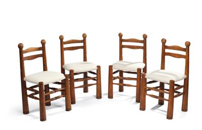 trois chaises en bois assises l'une à côté de l'autre sur une surface blanche