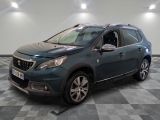 la voiture bleue est garée sur le sol en damier d'un garage