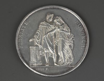 une pièce de monnaie en argent portant l'image d'un homme et d'une femme
