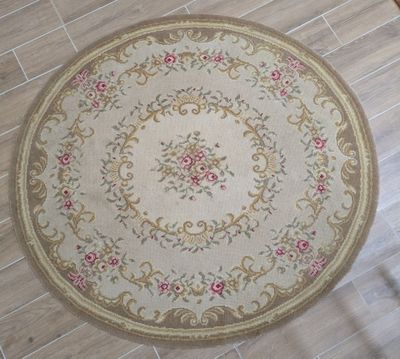 a round rug on the floor in a room