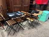 une table et des chaises installées dans un garage