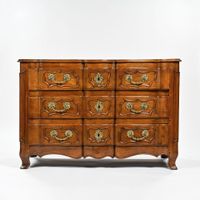 Commode en noyer mouluré et sculpté, façade galbée en double… (photo 5)