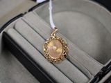 un collier qui se trouve à l'intérieur d'un écrin
