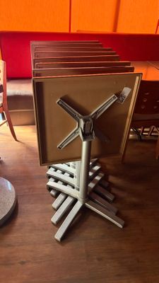 plusieurs chaises et une table dans une pièce aux murs orange