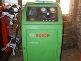 une machine verte qui trône dans un coin d'une pièce