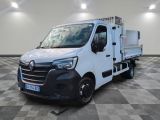 la photo d'un camion blanc garé dans une pièce