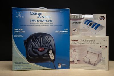 emballage d'un appareil de massage électrique noir pour les pieds et d'une boîte de chauffe-pieds